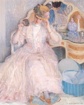 Dama probándose un sombrero Mujeres impresionistas Frederick Carl Frieseke Pinturas al óleo